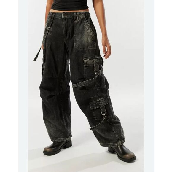 BDG black strappy balloon cargo pants size medium   Sold out on urban outfitters - Picture 1 of 4
